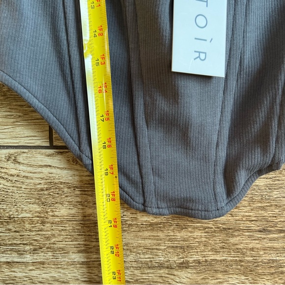 Atoir Alpha Crop Top Size Large NWT! Gray Corset Peephole Crop Shirt - Picture 14 of 16